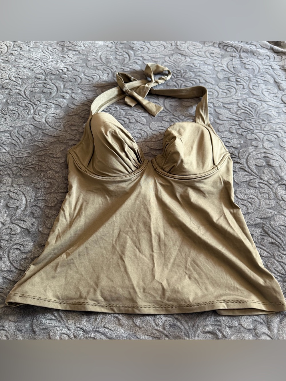 Tommy Bahama Pearl Underwire
Halter Tankini Top. Size S 34D Cup. Color: taupe.
